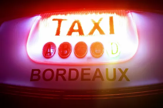 Bordeaux taxi officiel lumineux